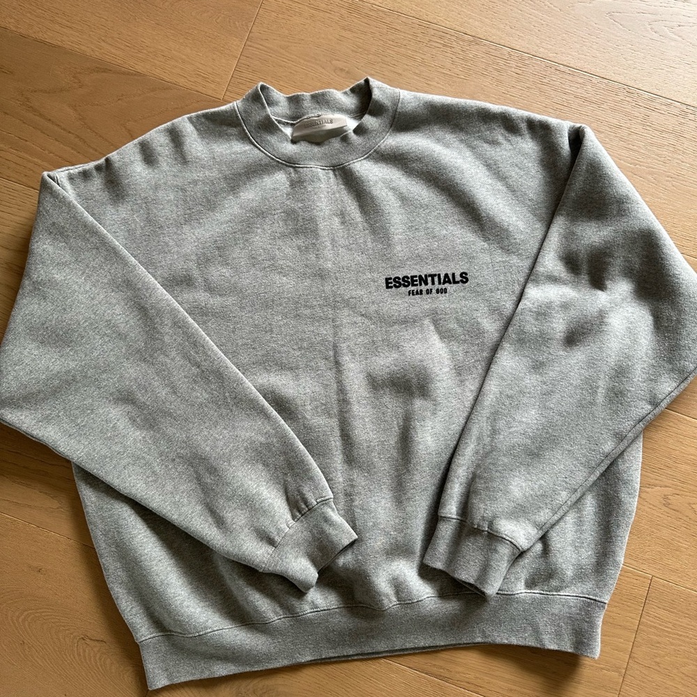 FEAR OF GOD ESSENTIALS 
Classic Fit Fleece Crewneck Sweatshirt